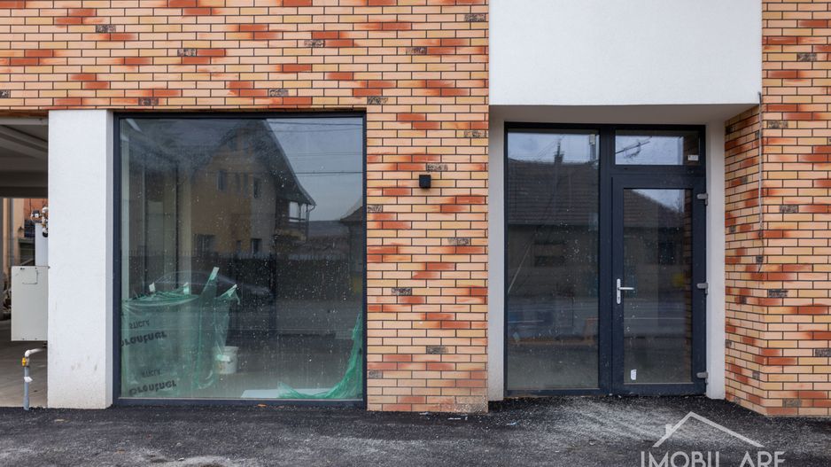 Spatiu comercial cu front stradal in locatie intens circulata - Poză 2