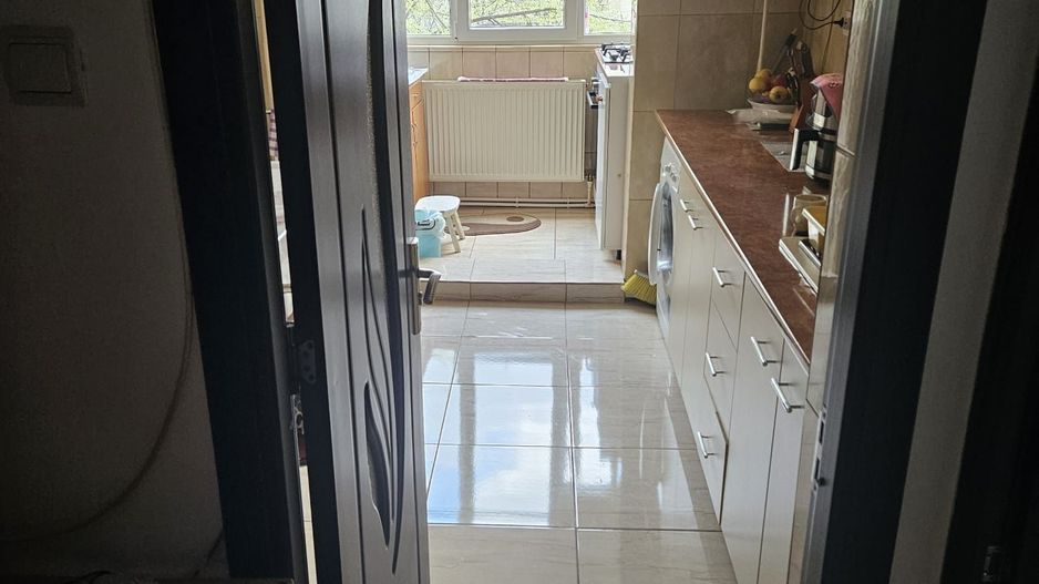 Vand apartament 3 camere Crangasi - Poză 2