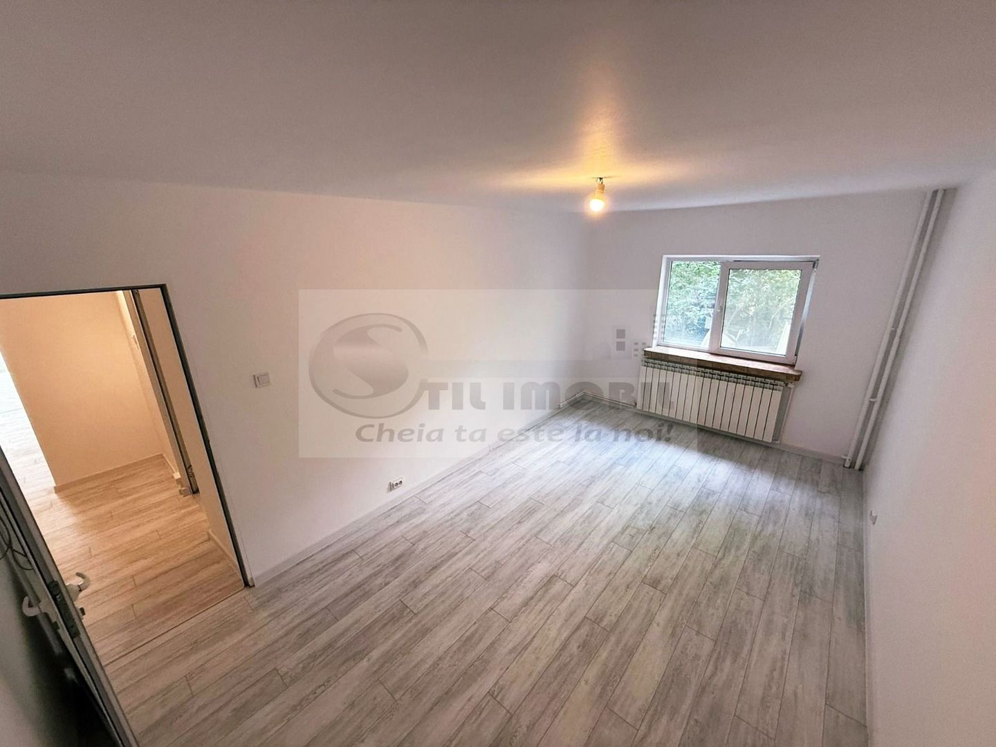 Liber, apartament 3 camere Nicolina 1, renovat modern, baie cu geam - Poză 1