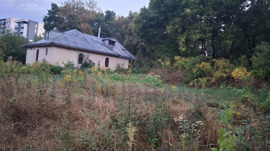 Teren de 2341 mp în Sararie-Copou, Iași, cu deschidere la două străzi, ideal pentru construcție bloc - Poză 1