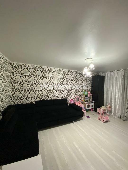 Vând apartament cu 3 camere Mobilat/Utilat in zona Km 4-5 - Poză 1