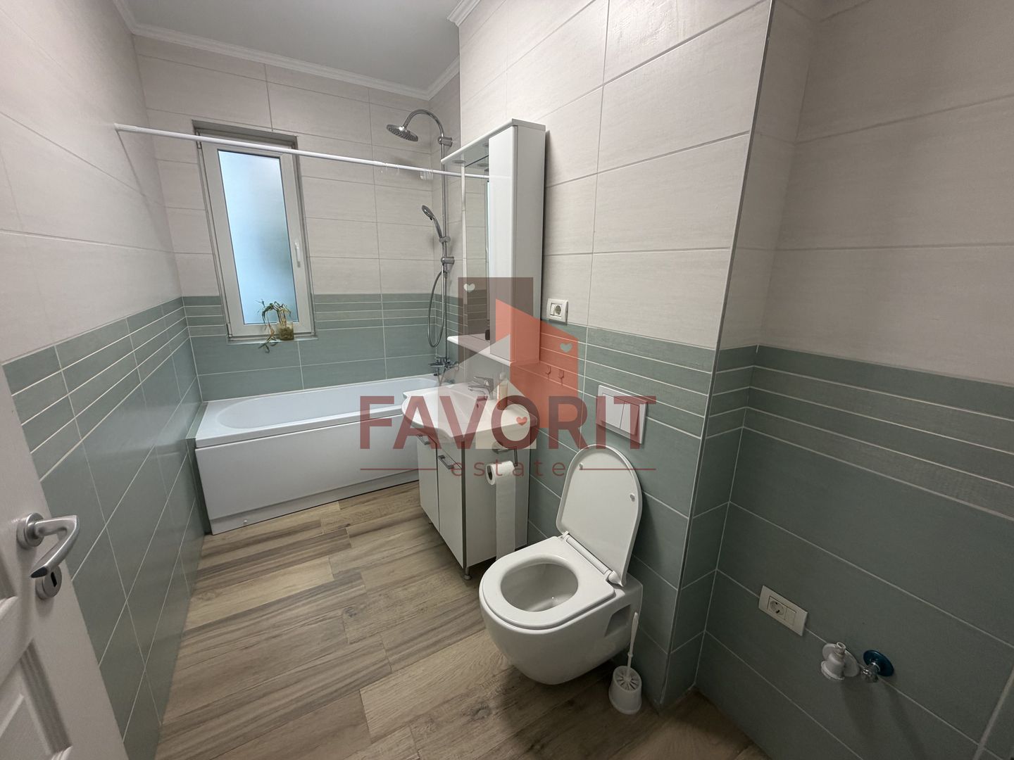 Bucatarie inchisa. Curte proprie. Cu 2 bai - Poză 11