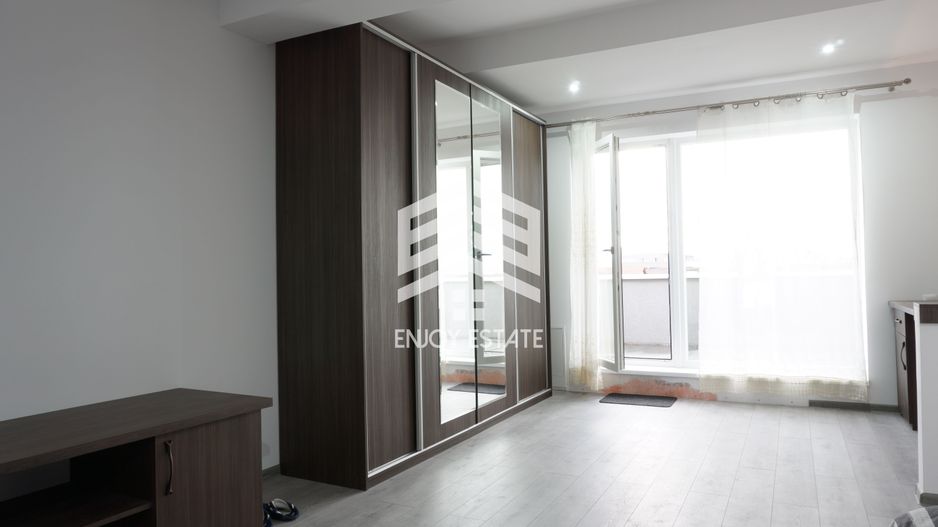 Apartament pe 3 niveluri, terasa, curte si 2 locuri parcare - Poză 1