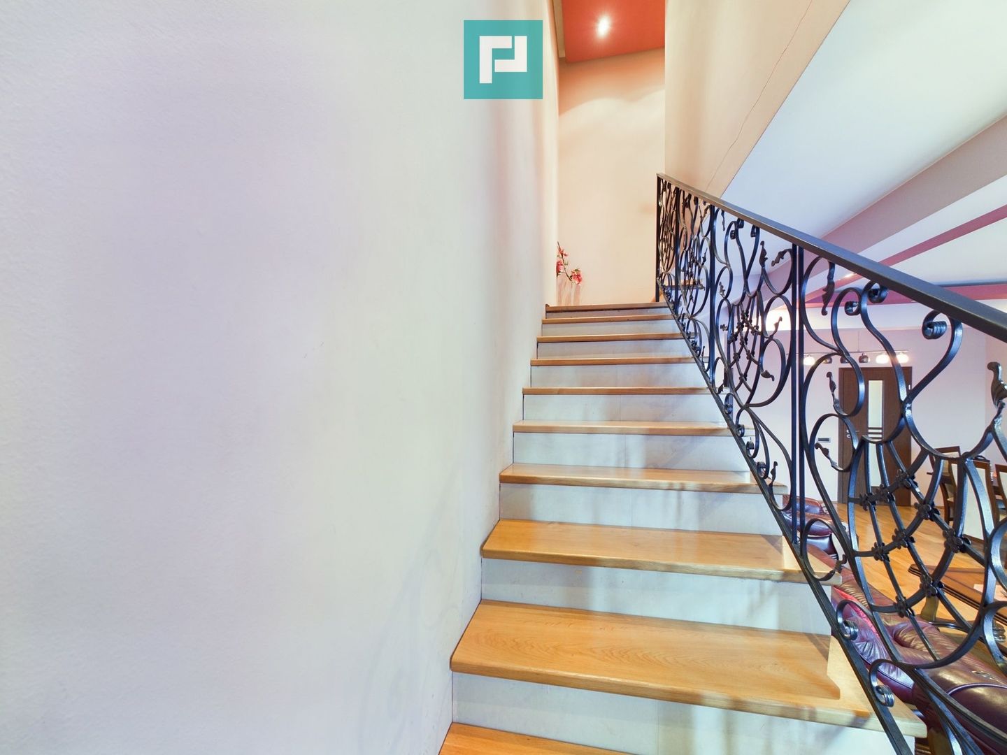 Vilă spațioasă cu 8 camere, Grădiște - Poză 15