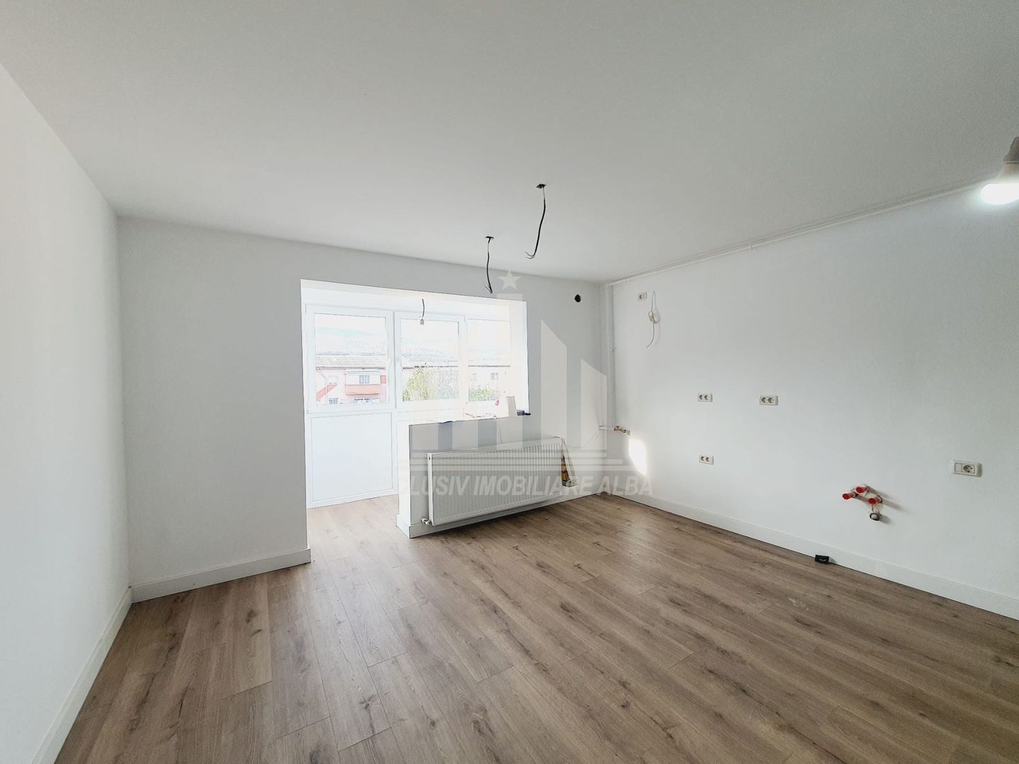 Apartament cu 3 camere renovat, Cetate - Poză 2