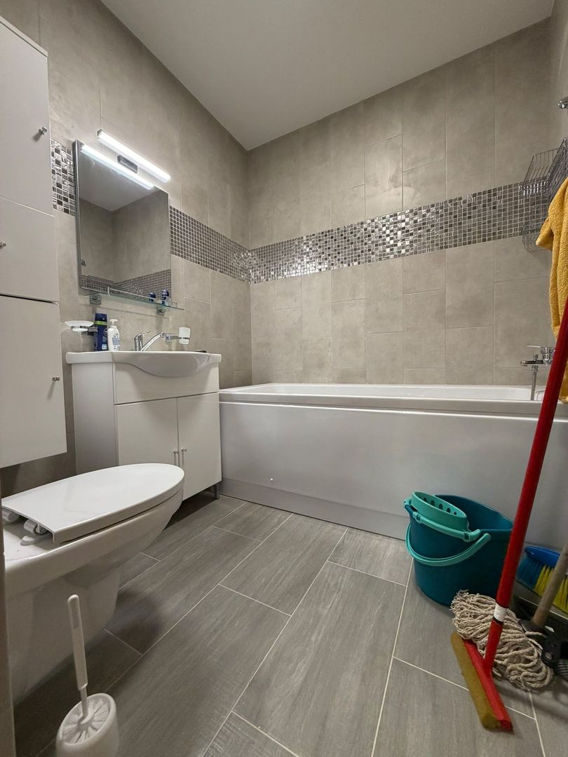 Apartament 3 camere, 2 bai, balcon, etaj intermediar, parcare - Poză 9