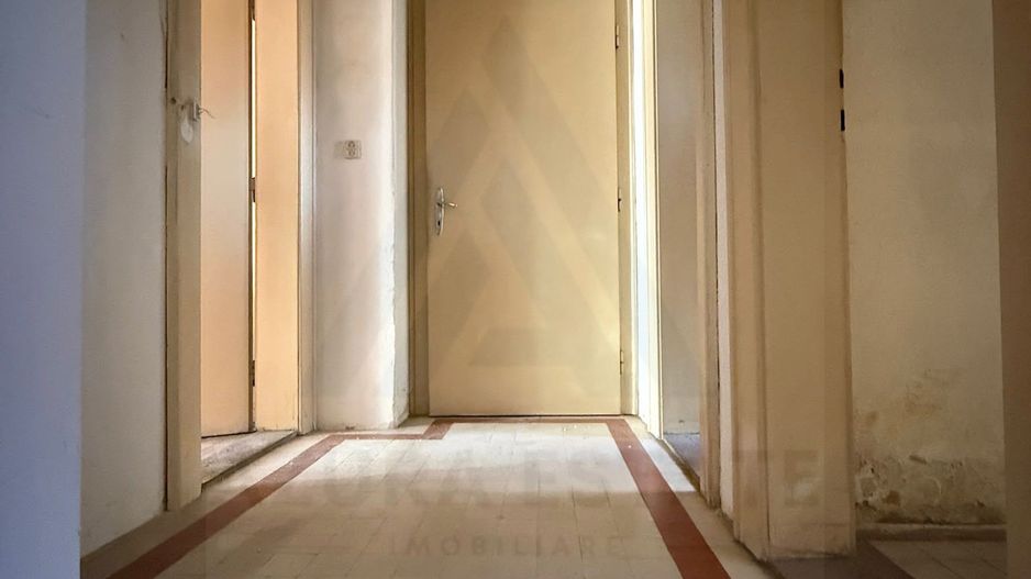 Apartament la casa 4 camere 4 bai 219.5 mp utili si garaj zona Central - Poză 5