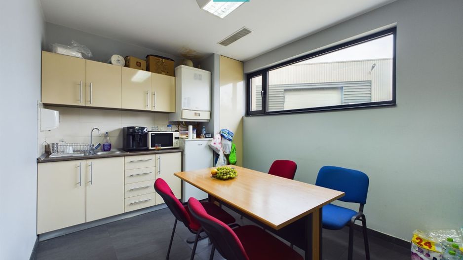 Spațiu comercial modern cu parcare proprie - Poză 15