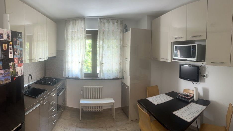 Spre închiriere apartament 3 camere renovat - Poză 1