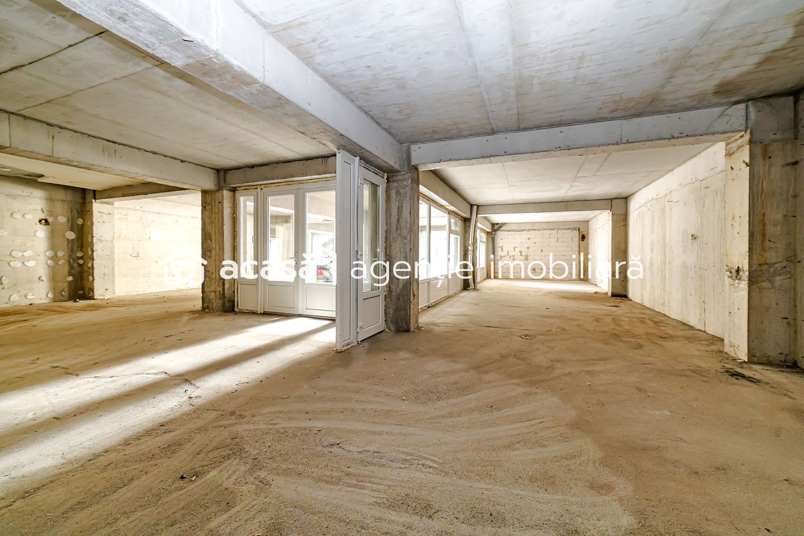 Spațiu comercial amplu și versatil - Poză 1