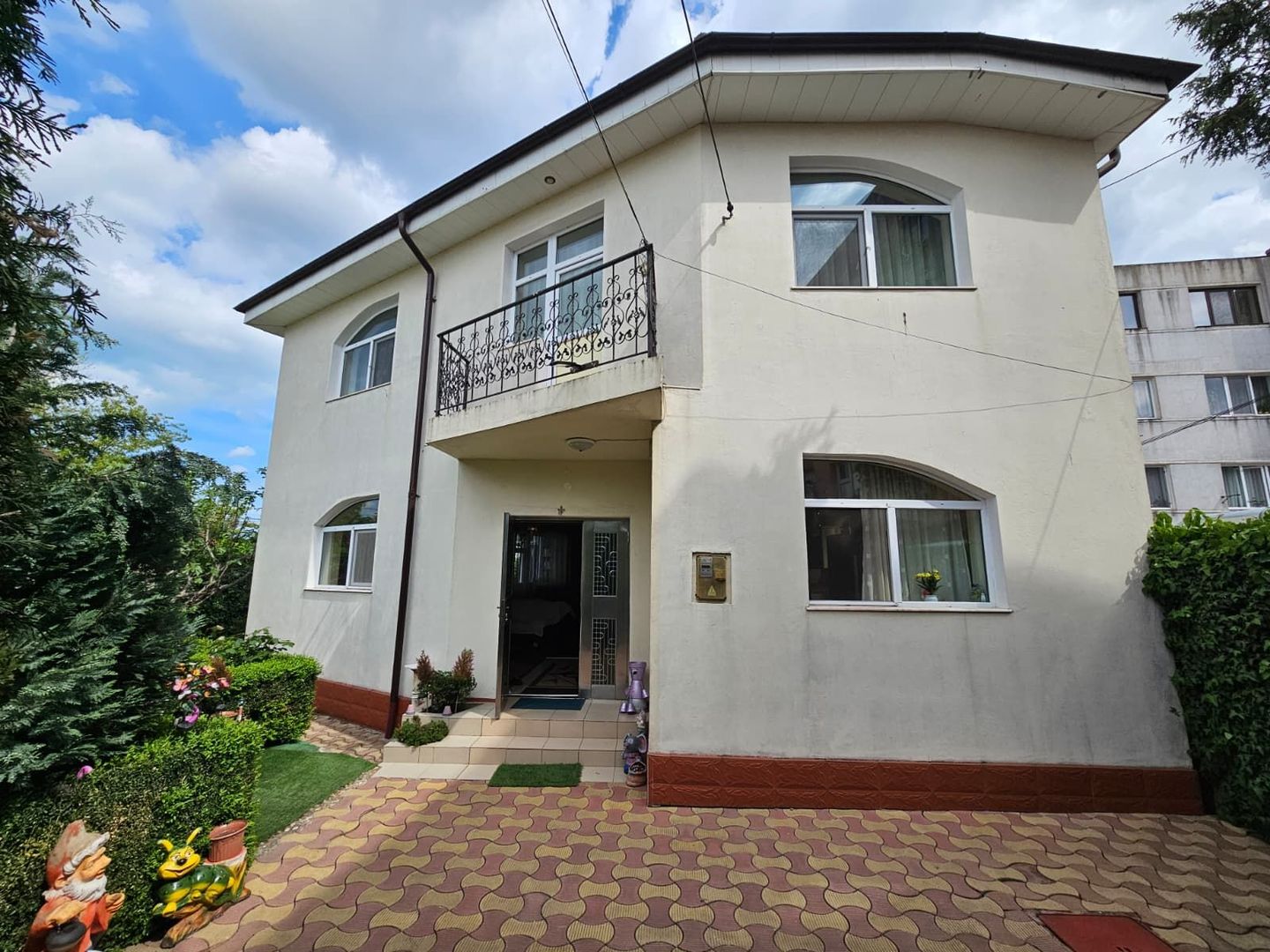 De vanzare-Vila spatioasa cu gradina si foisor-oaza de liniste - Poză 2
