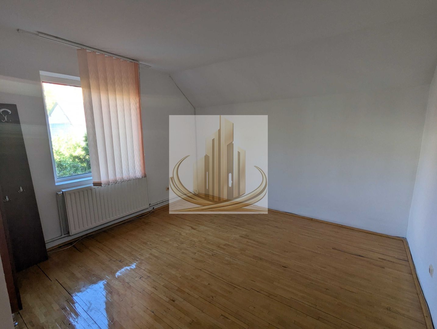 Vilă pentru Activități Comercia –5 Camere, Curte500 MP – Zona Aradului - Poză 7