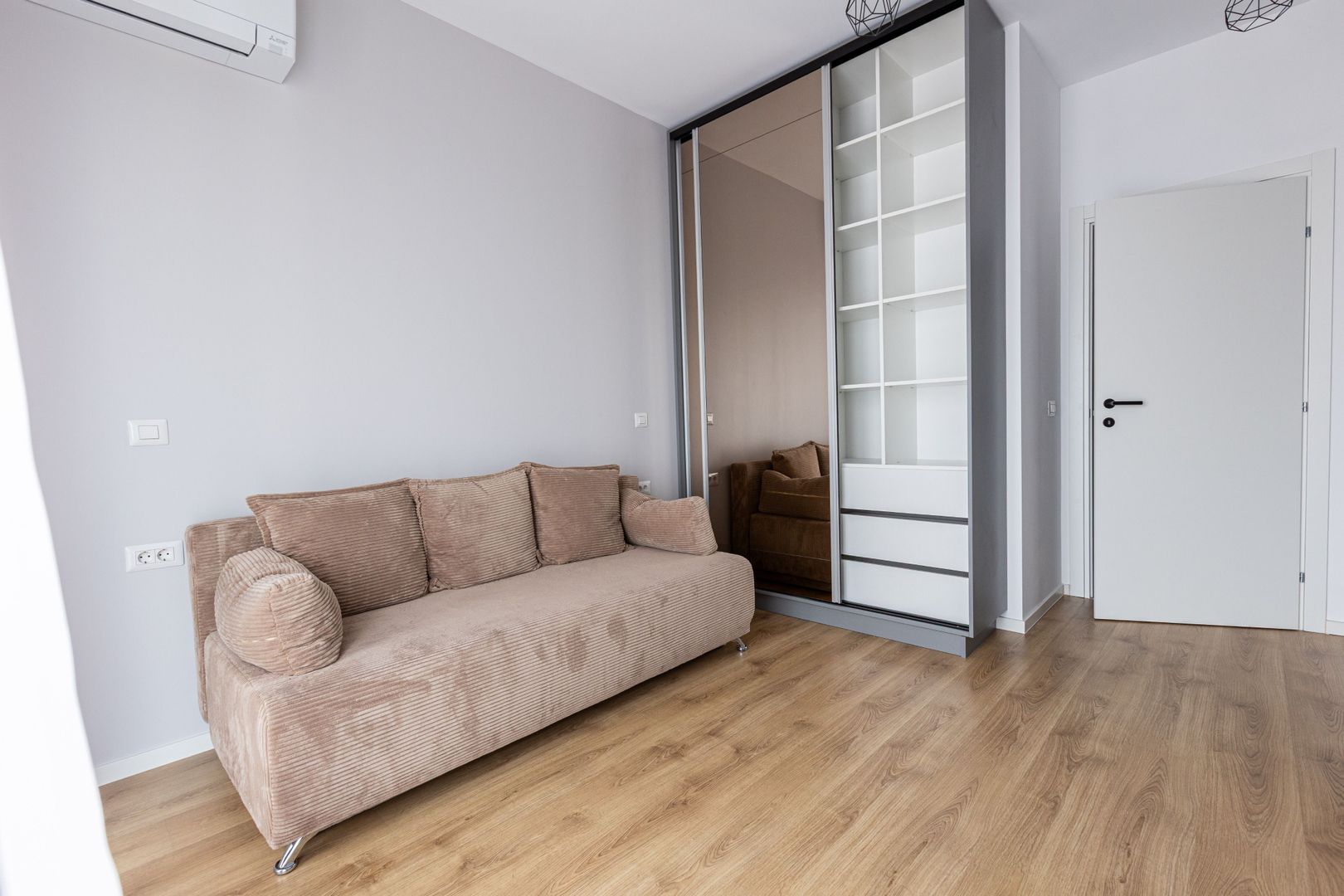 De Inchiriat Apartament 3 Camere de Lux, pe 2 Nivele, Sebastian sect.5 - Poză 10