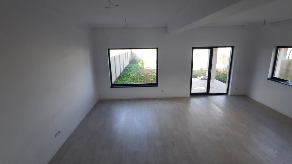 Duplex frumos cu arhitectura mediteraneana - Poză 11