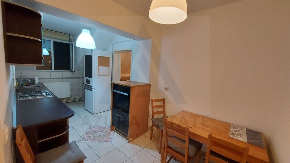 Apartament renovat tip mansarda pivnita si parcare privata in Strand - Poză 9