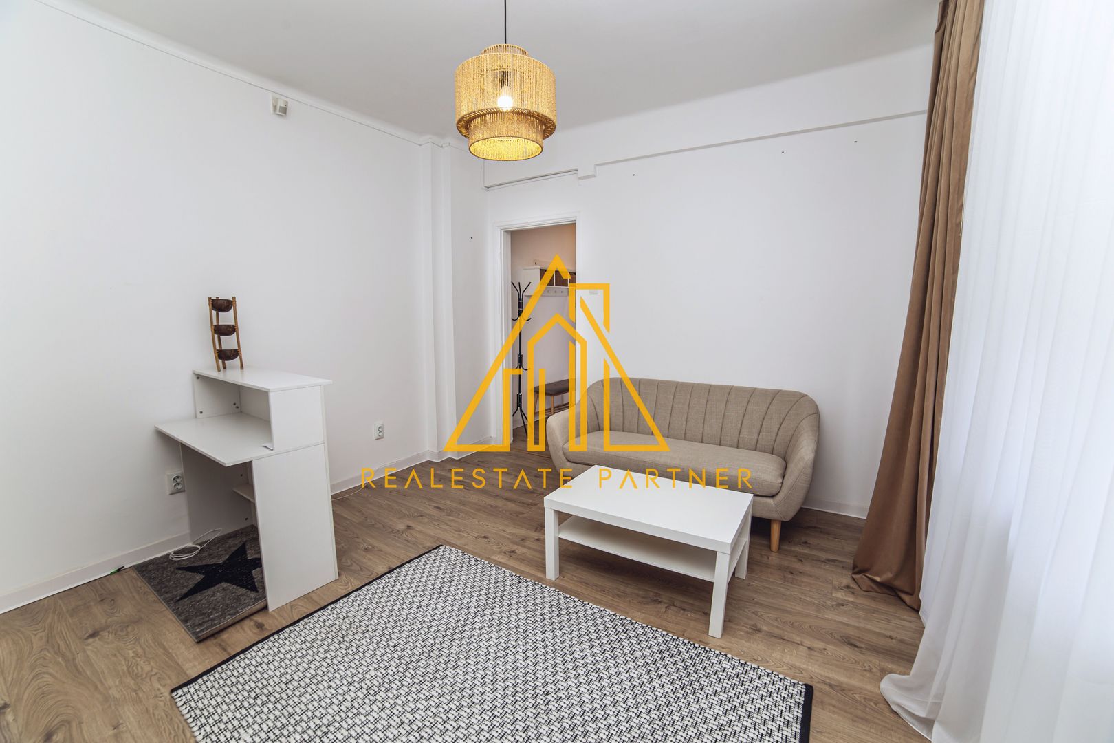 Apartament 4 camere renovat, central, ideal rezidențial sau activitate business - Poză 3