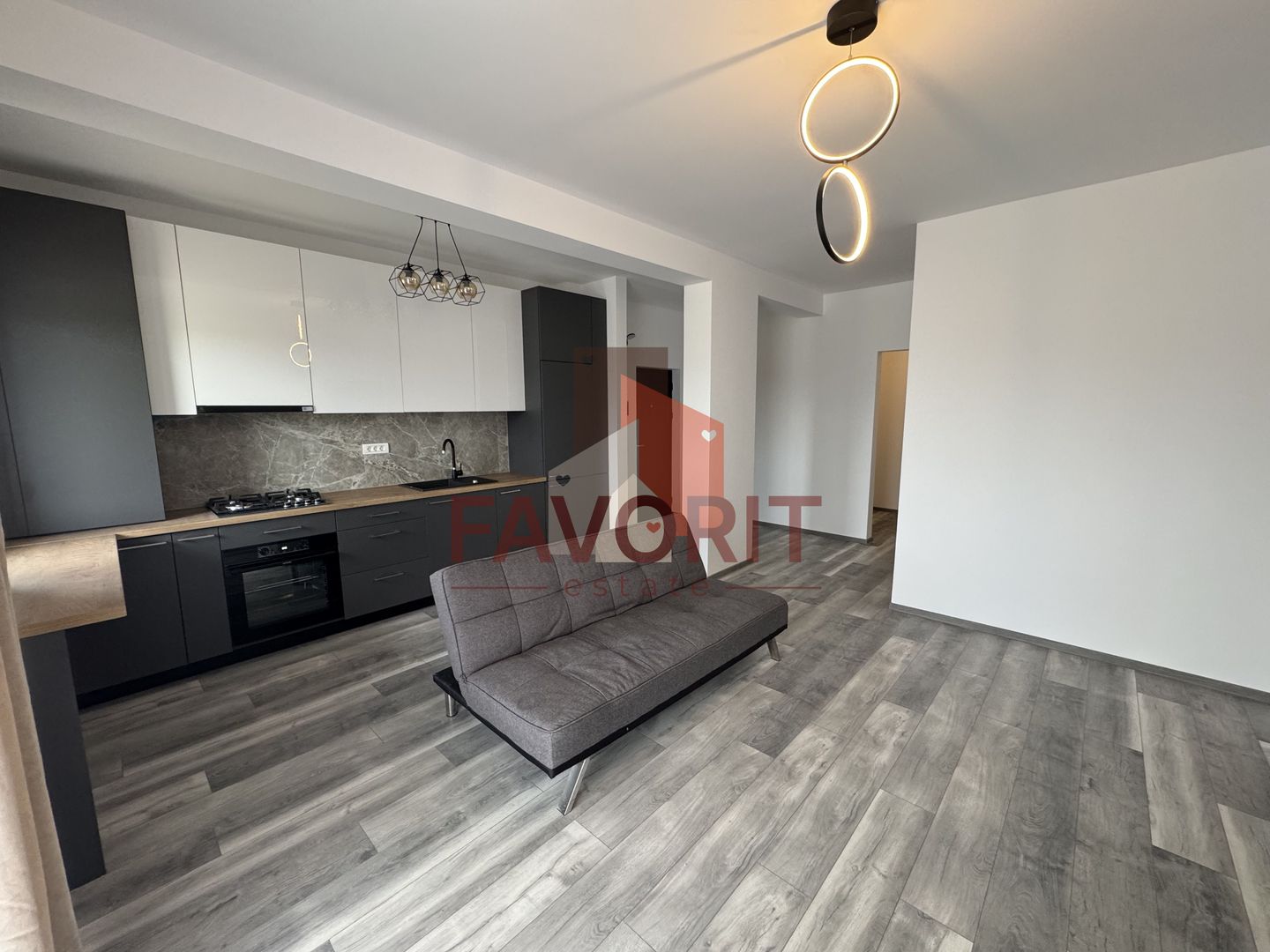 Mobilat si utilat. 2 locuri de parcare. Curte privata in CF - Poză 3