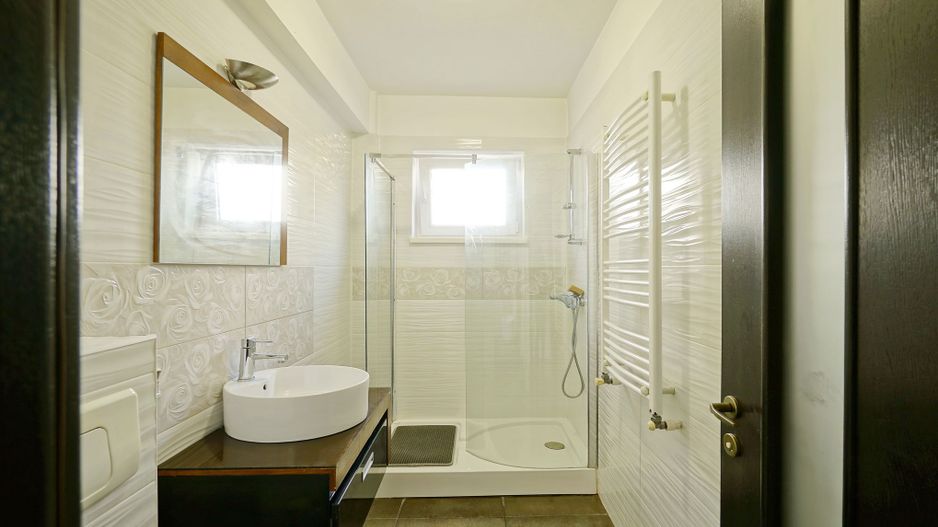 Ideal gradinita P+2, 8 cam, 6 dormt 6 bai, 3 garaje teren 650 mp, - Poză 49