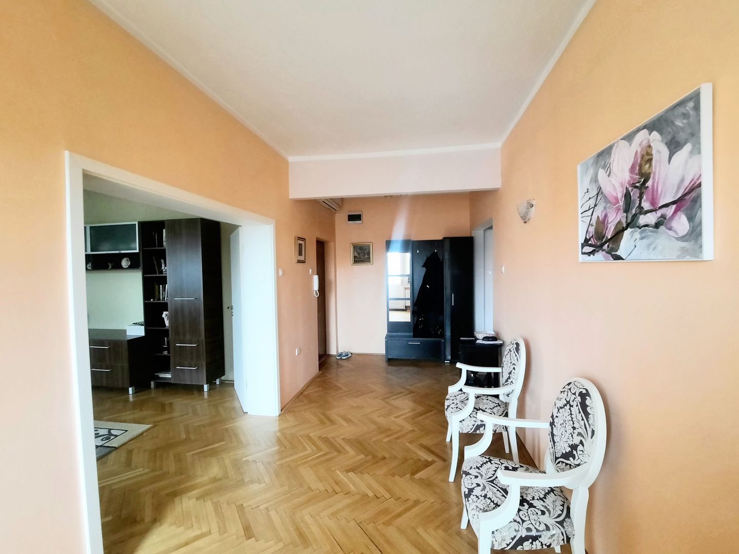 Apartament frumos si renovat cu garaj - zona Medicina - Poză 1
