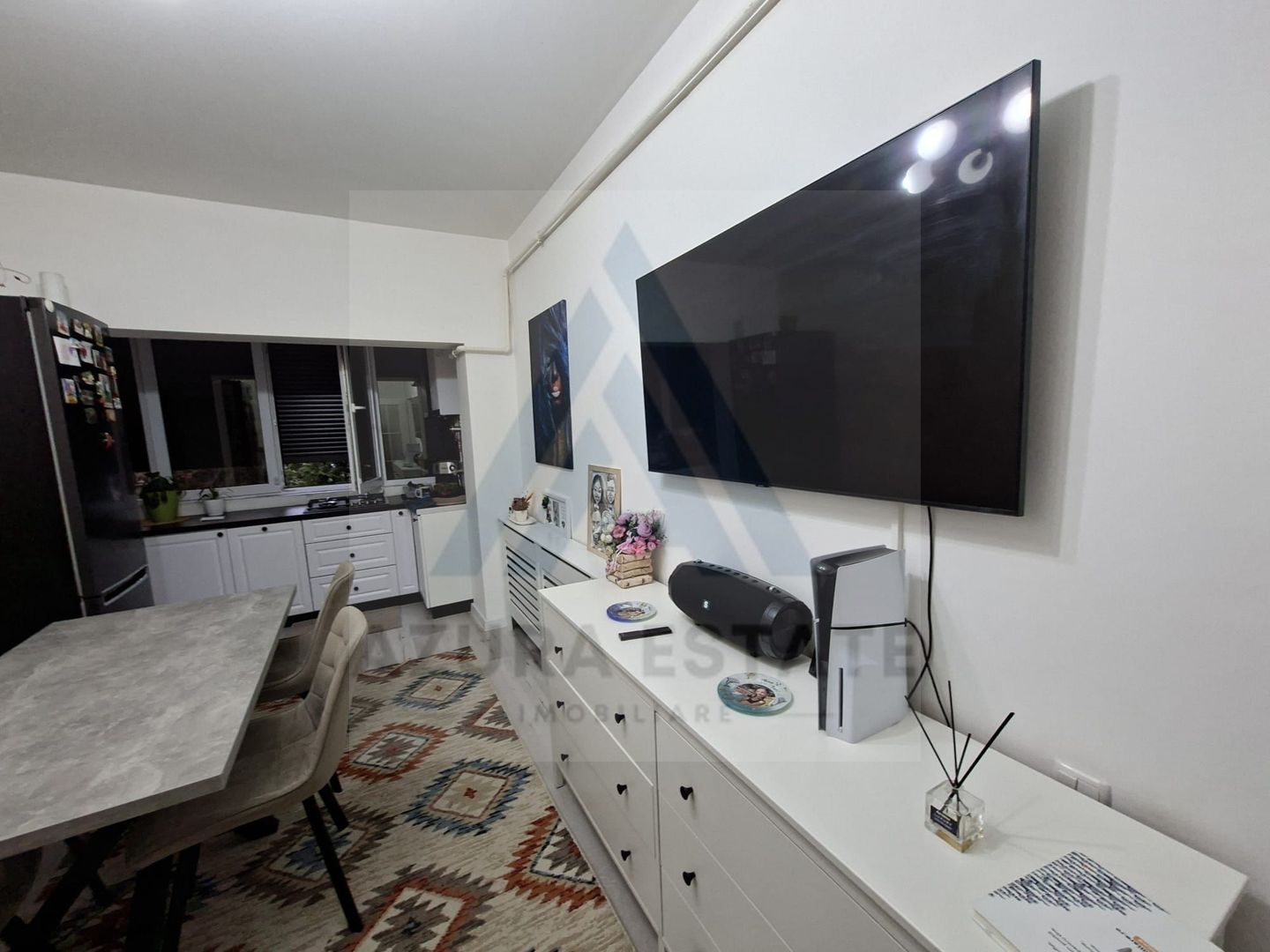 Apartament modern recent renovat 3 camere si parcare privata in Strand - Poză 4