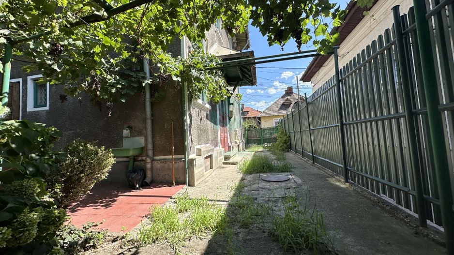 Curte generoasa si casa spatioasa in ZONA VATRA LUMINOASA - Poză 1