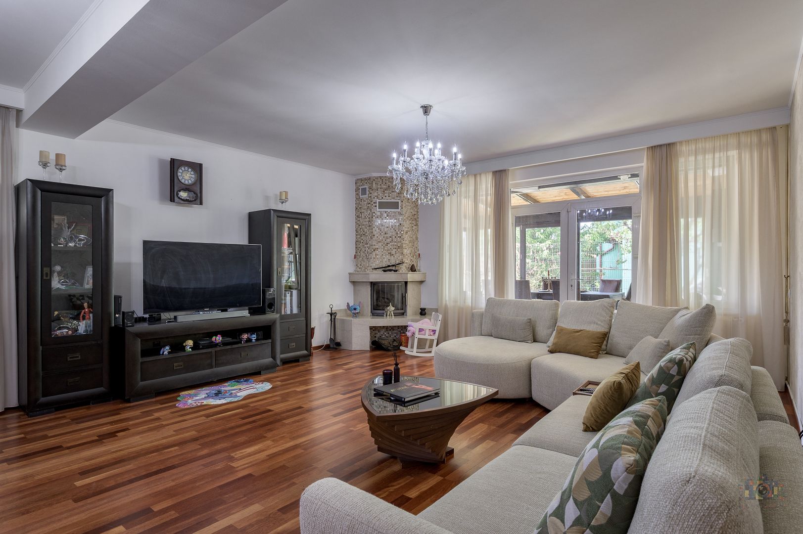 Vilă renovată P+1+M  | Foișor vitrat, grădină și jacuzzi - Poză 2