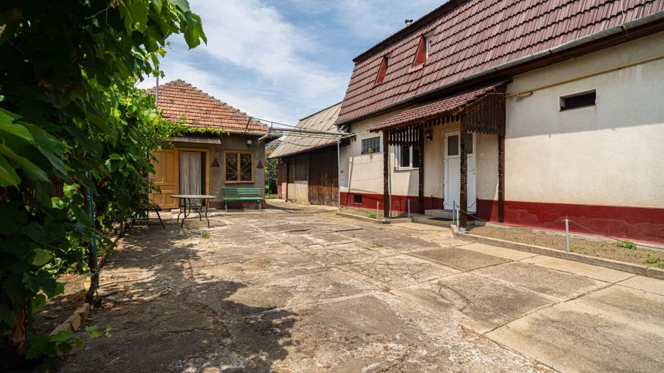 Casa 5 camere - teren 688 mp - Parneava - COMISION 0 - Poză 1