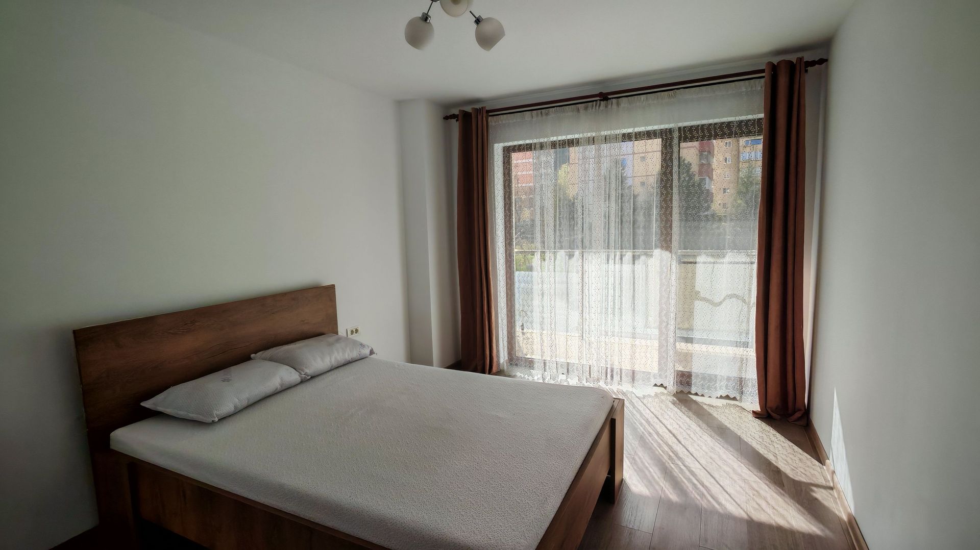 Apartament 2 camere,decomandat,bloc NOU,zona Judetean,mobilat,utilat - Poză 3