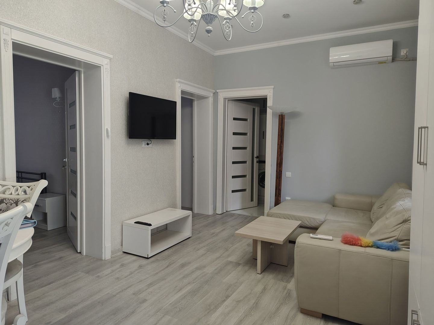 Apartament 3 camere la casa ,ultracentral, 550 E neg. Comision 50% - Poză 1