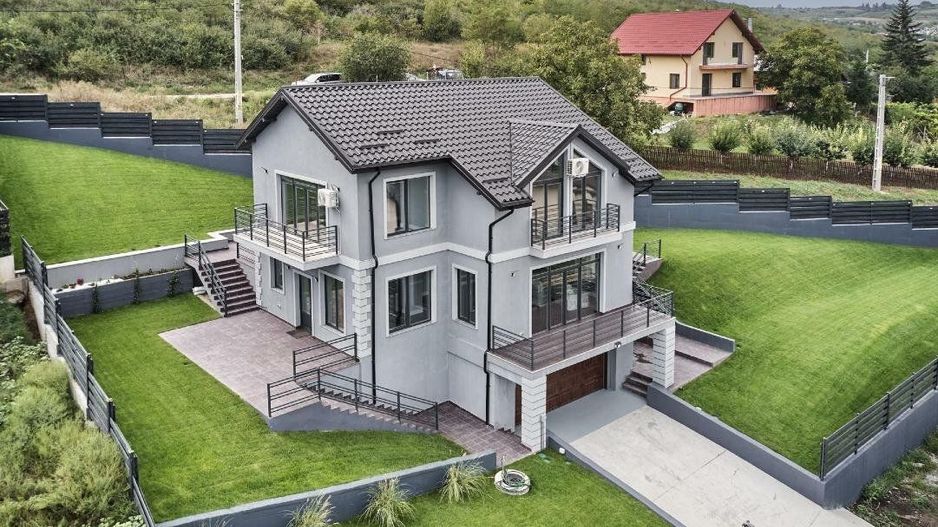 Casa noua de vanzare in Iasi, zona Sorogari, cu vedere catre lac. - Poză 1