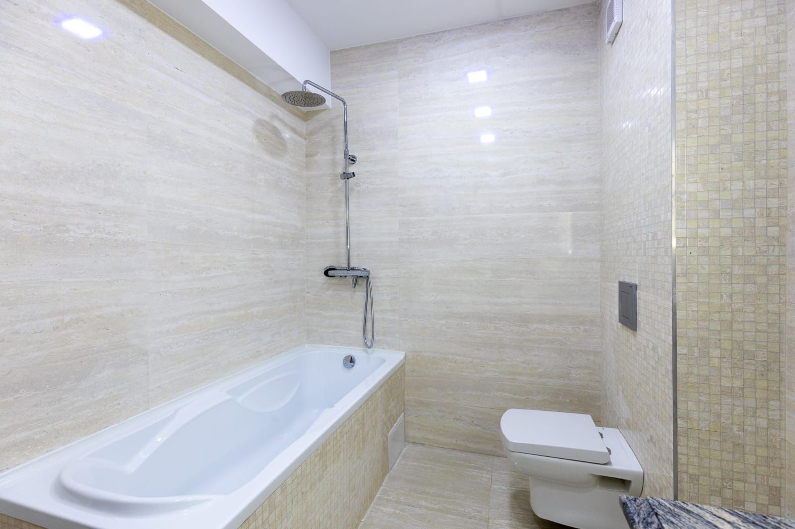 Coresi-Isaran apartament foarte spatios, 2 bai - Poză 9