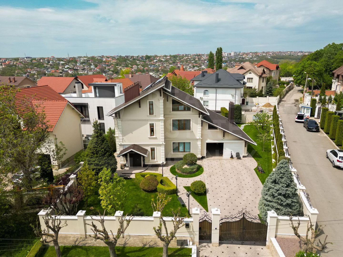 Vânzare, casă, 3 nivele, str. Sfintul Pavel, Codru - Poză 1