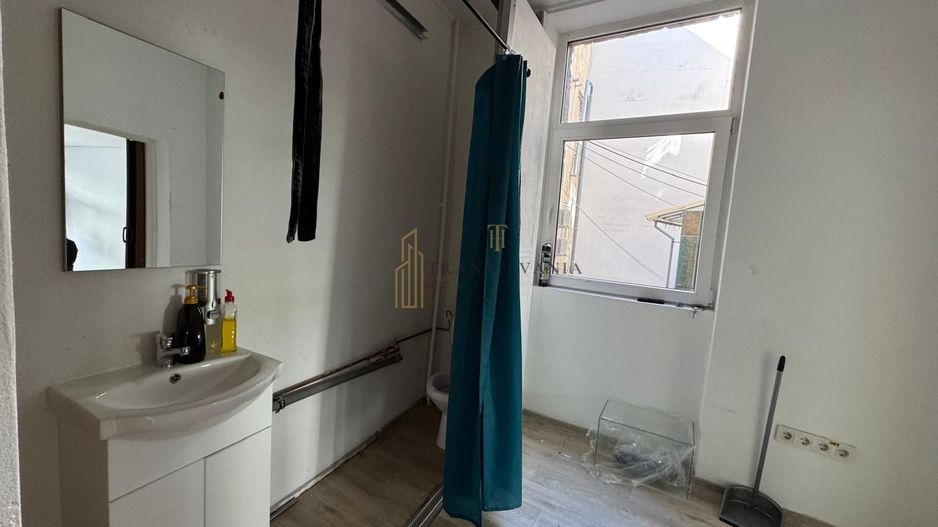 Spațiu comercial de închiriat în zona istorică cu vad pietonal - Poză 3