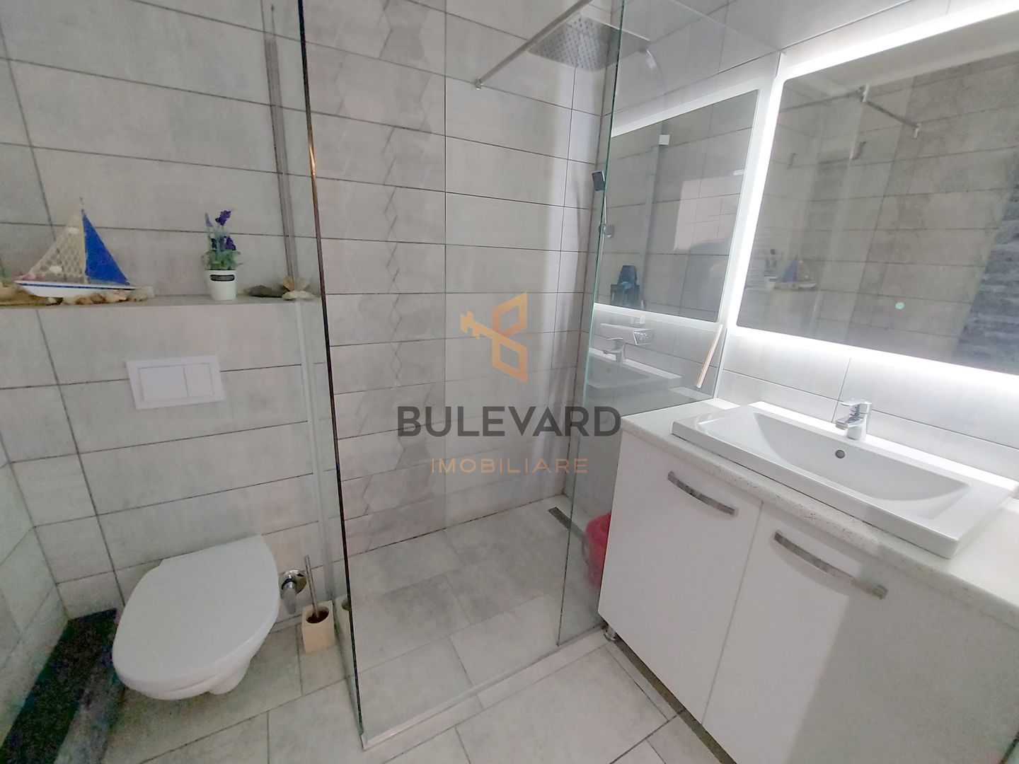 Apartament cu terasa de 16mp + 2 parcari subterane! - Poză 3
