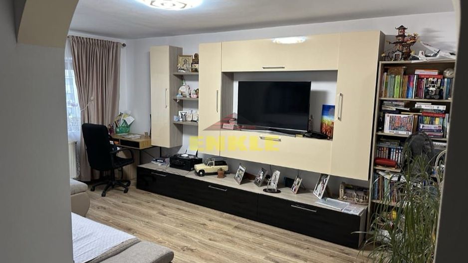 De vanzare apartament cu 3 camere, zona Mall. - Poză 2