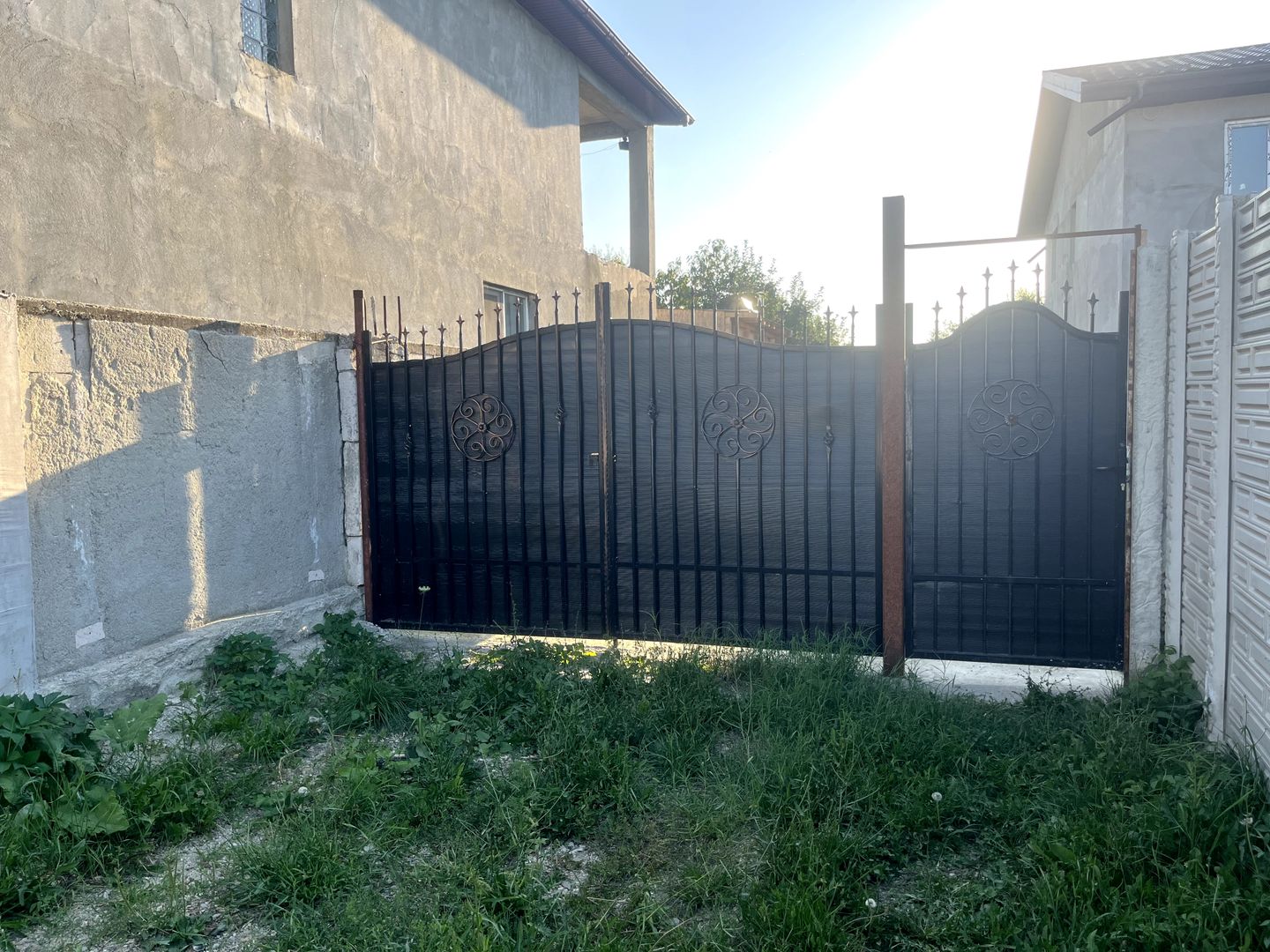 Casa la gri, 7 camere, 2 bai - Poză 2