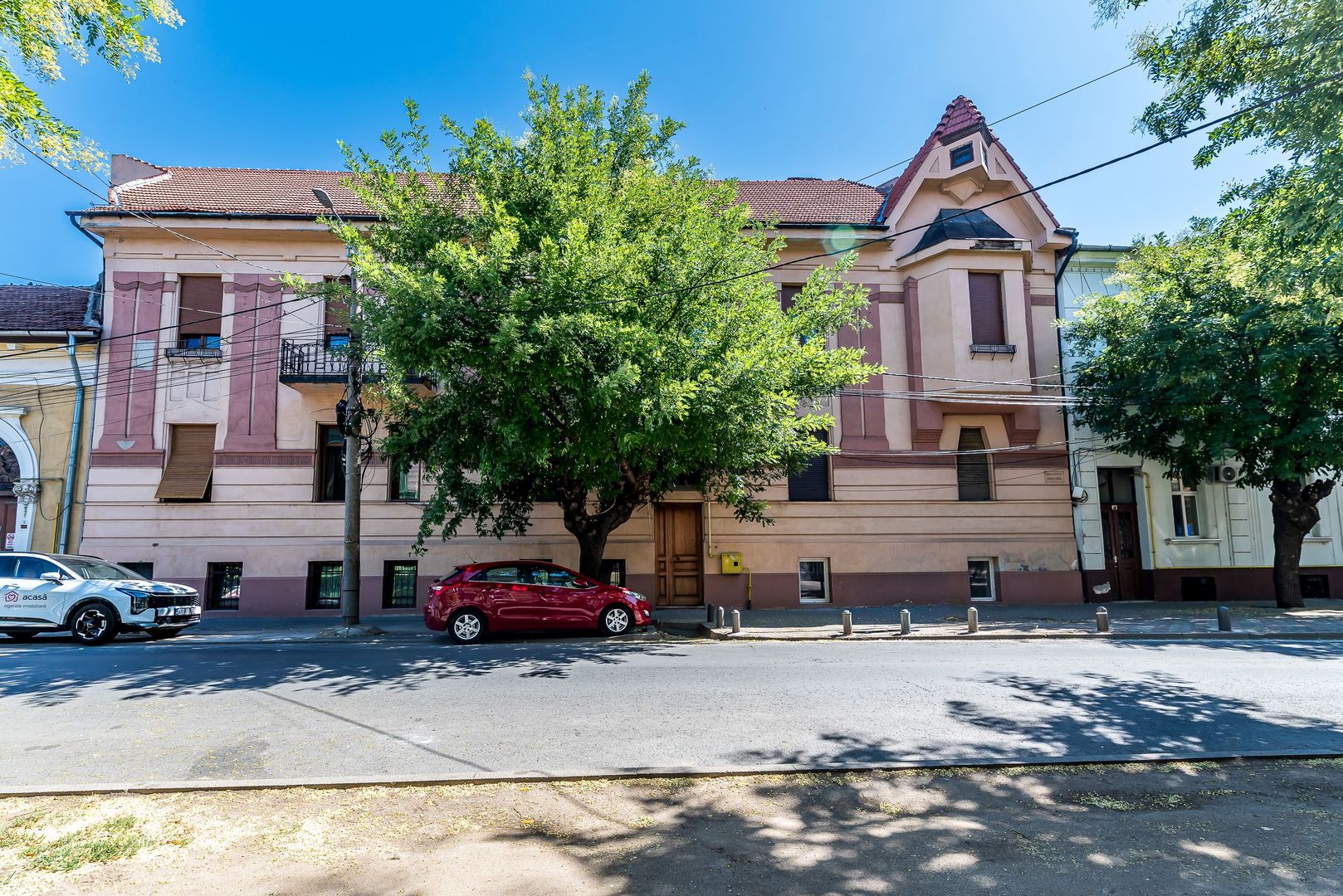 Apartament cu 4 camere si terasa si curte proprie, langa primarie - Poză 1