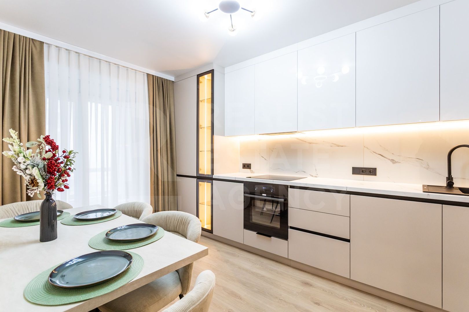 Vânzare, apartament, 2 camere+living, bul. Mircea cel Bătrân, Ciocana - Poză 1