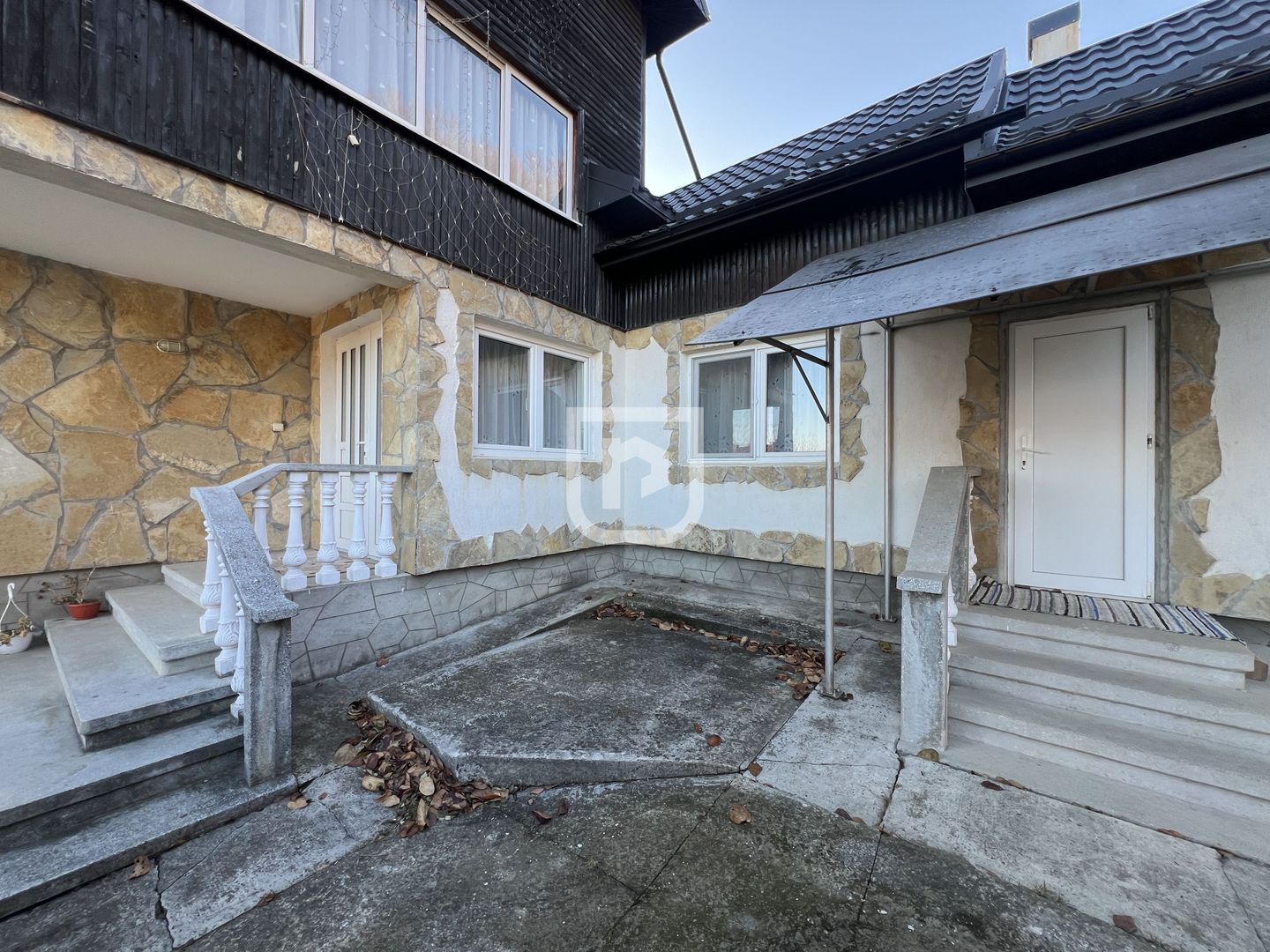 Casa de vacanta spatioasa de vanzare 6 dormitoare in Gura Humorului - Poză 2