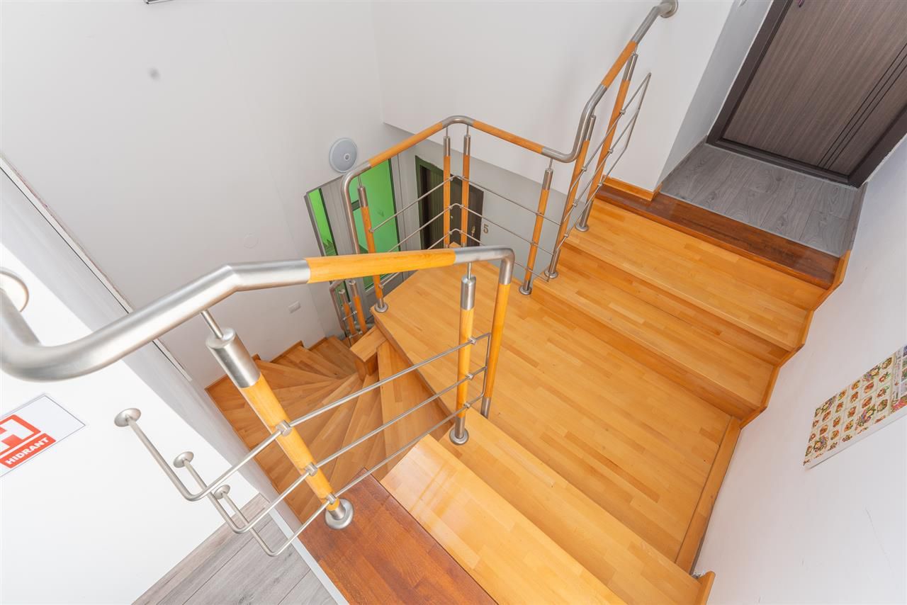 Casa cu spatiu comercial si 9 camere in zona istorica a Brasovului - Poză 17