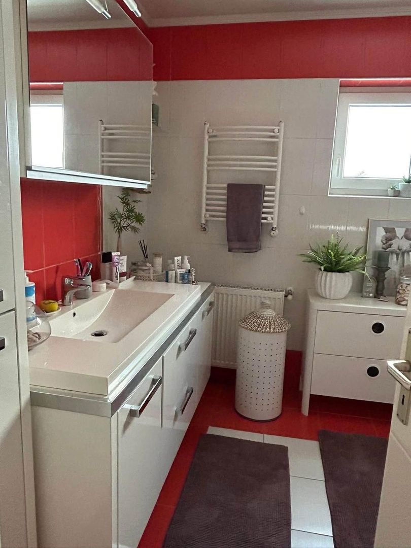 Vând apartament deosebit, situat într-o zonă semicentrală, liniștită și foarte plăcută, ideal pentru cei care își doresc confort și intimitate. - Poză 5