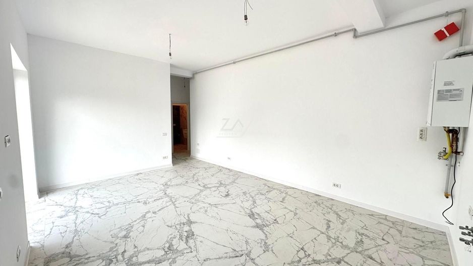 Etaj 1. Bucatarie inchisa. Drum asfaltat. Loc de parcare. - Poză 3