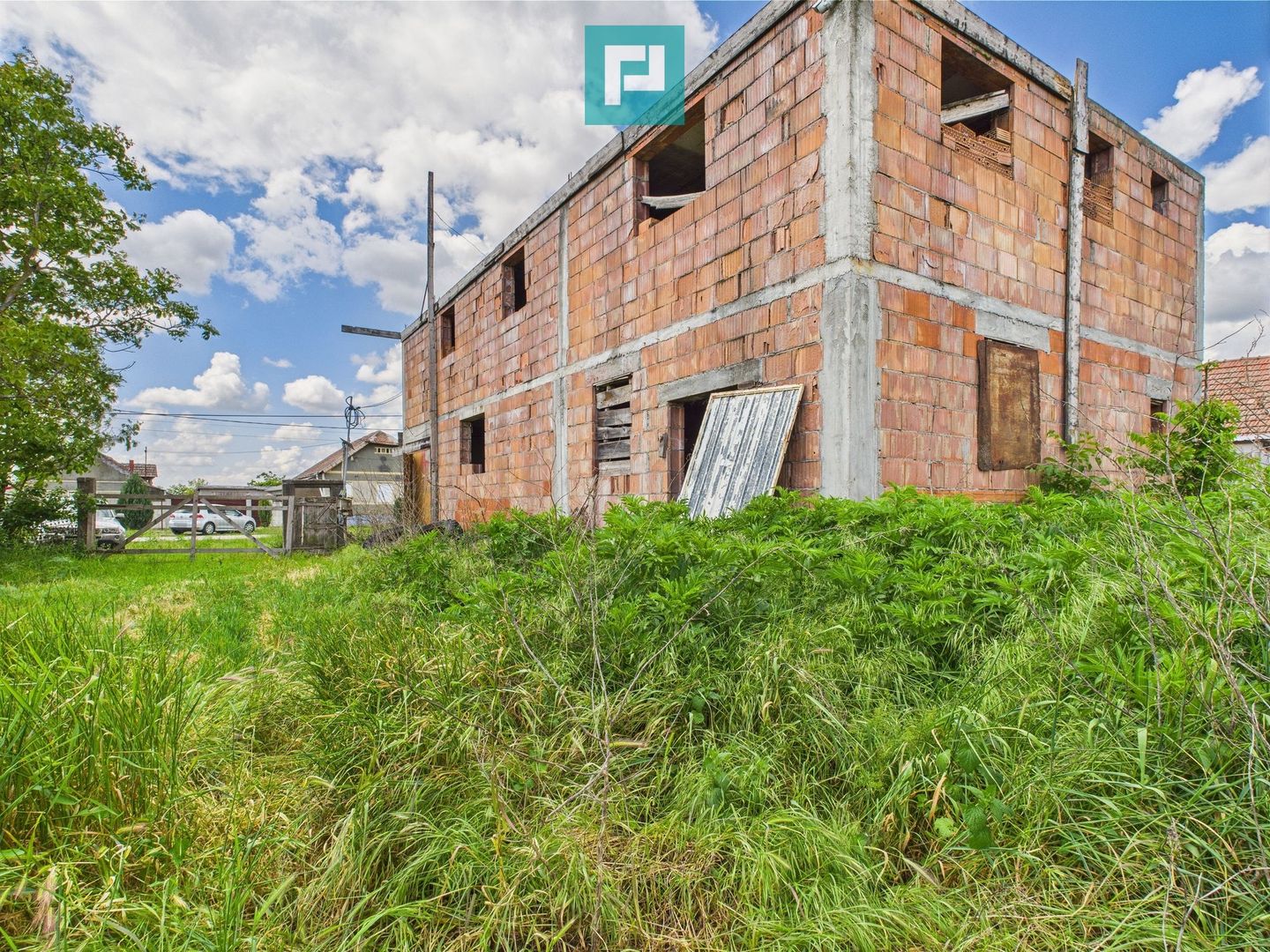 Casă mare, la rosu cu teren generos în Șimand - Poză 4