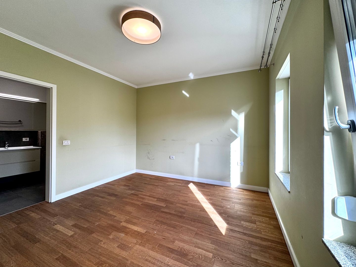 Casa spațioasă, cu teren generos, zona liniștită - in Braytim - Poză 11