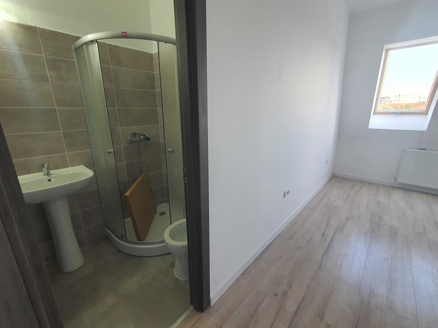 apartament nou , luminos - Poză 4