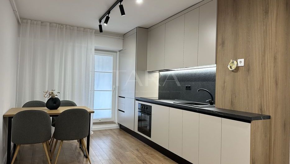 Apartament 3 camere modern, cu terasă și parcare – zonă Centrală - Poză 2