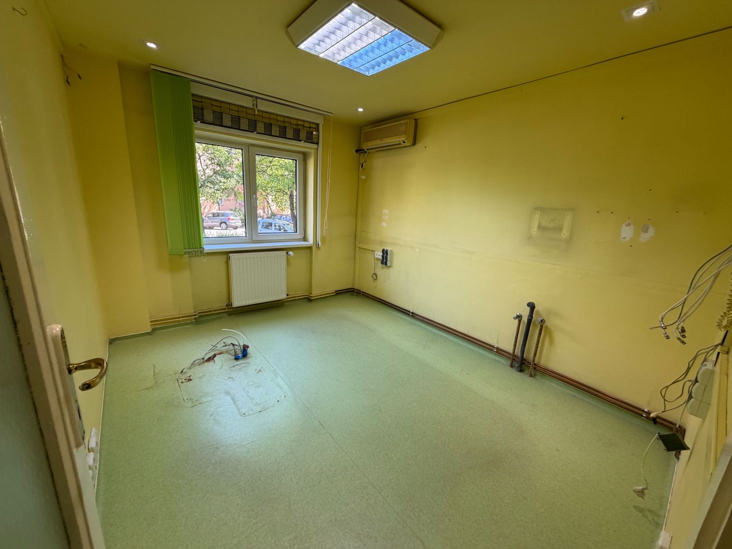 Spațiu parter cu destinație mixtă, zona fostă Lidia – 67 mp - Poză 1