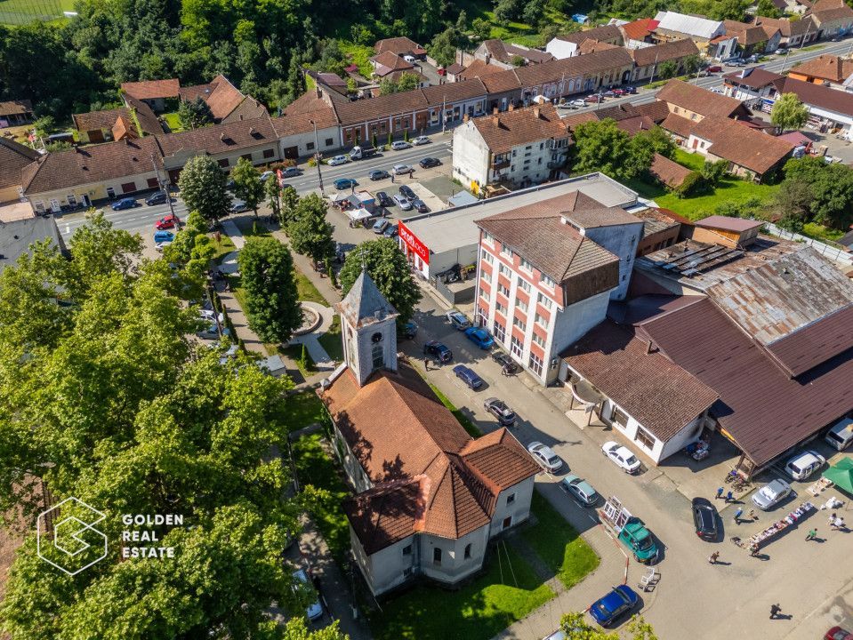 Cladire cu 24 camere, langa Castelul Regal Savarsin - Poză 1