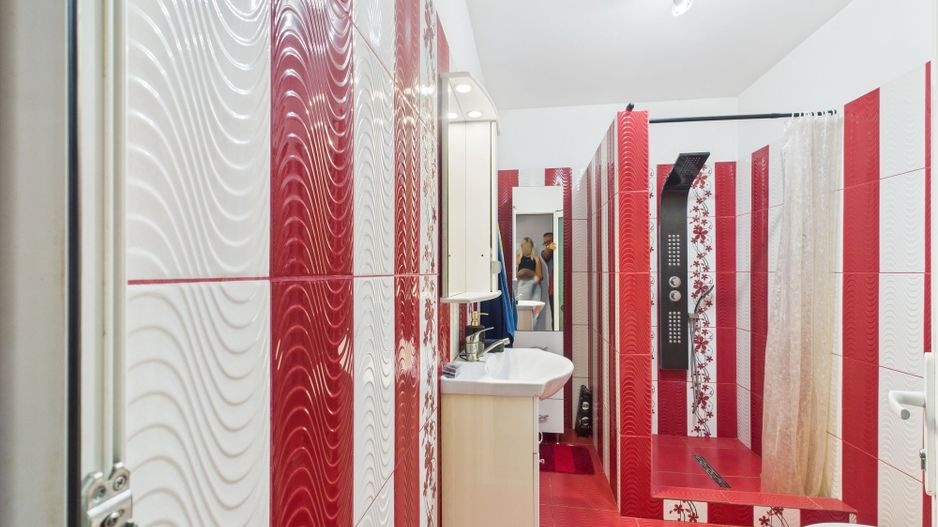 Casă spațioasă cu grădină în Topolovățu Mare - Poză 7