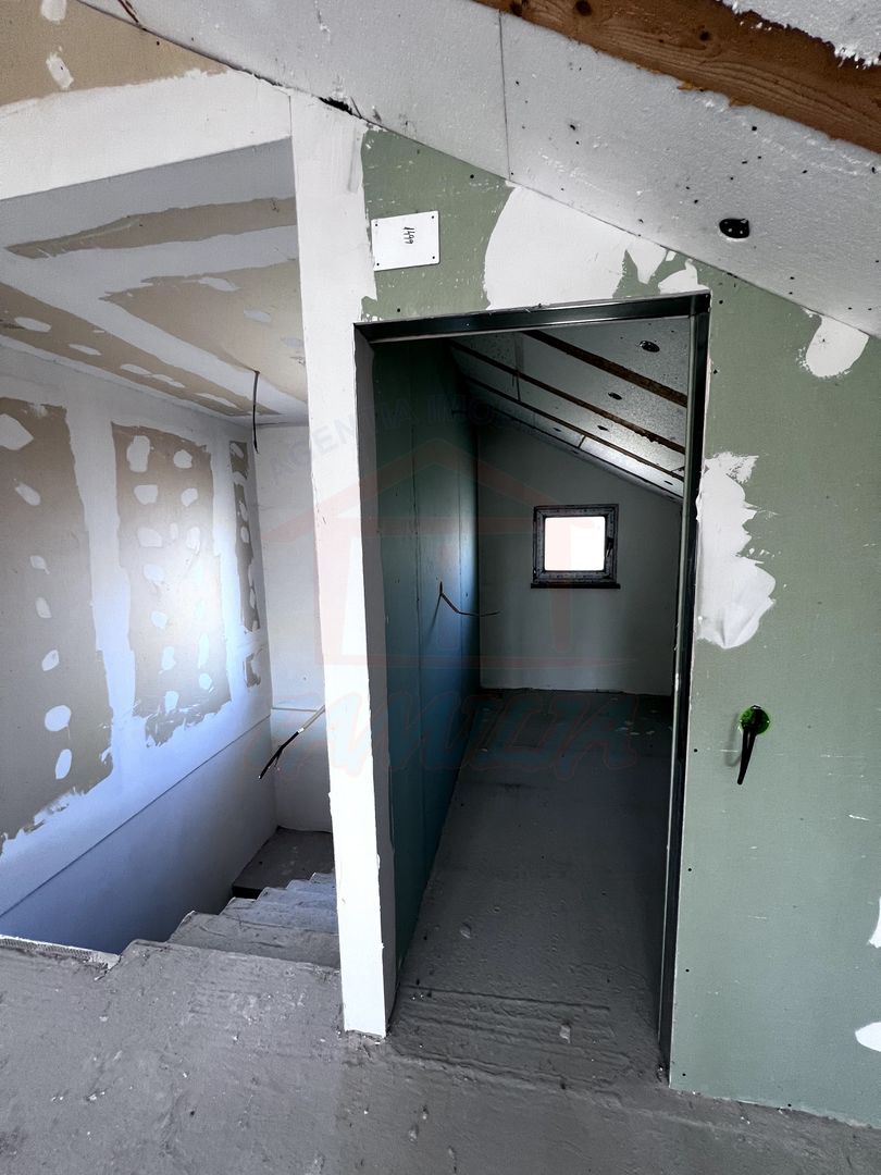 Vanzare casa P+M in Sendreni( in spatele Primariei), pret 99 000 euro - Poză 8